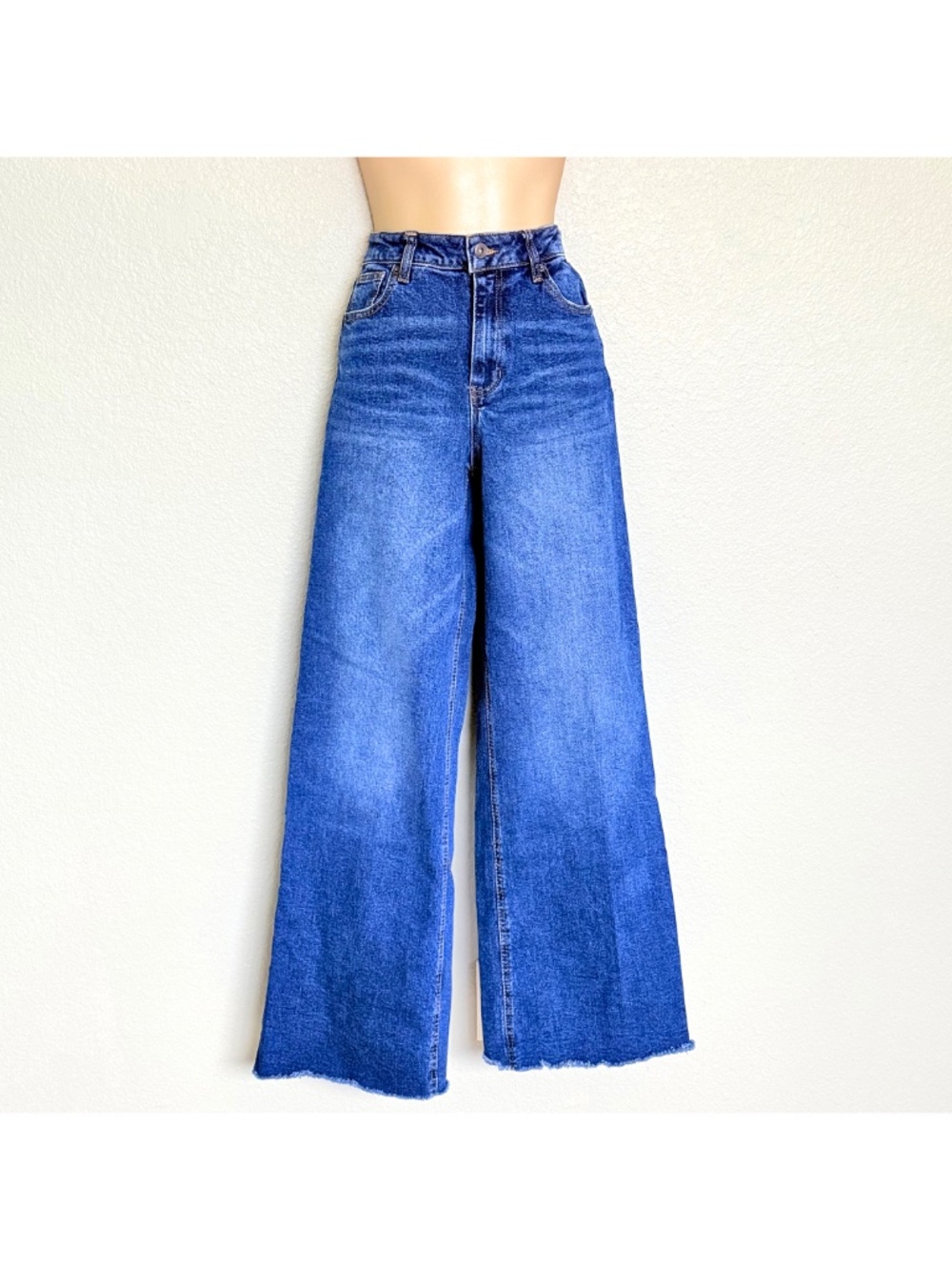 High Rise Wide Leg Jeans Frayed Hem Medium Wash Denim 90s Y2K BCBGeneration 5/27